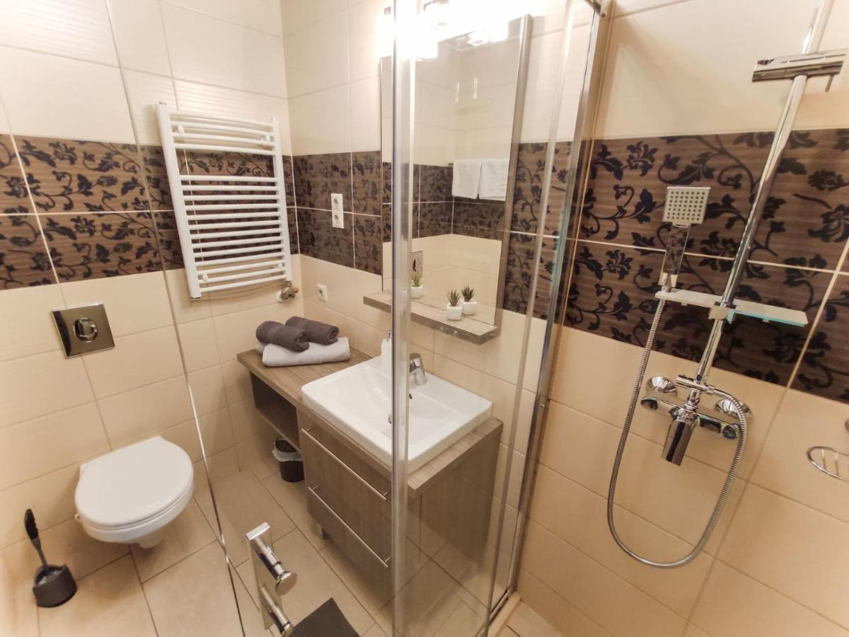 Holiday Apartman Sarvar Bagian luar foto