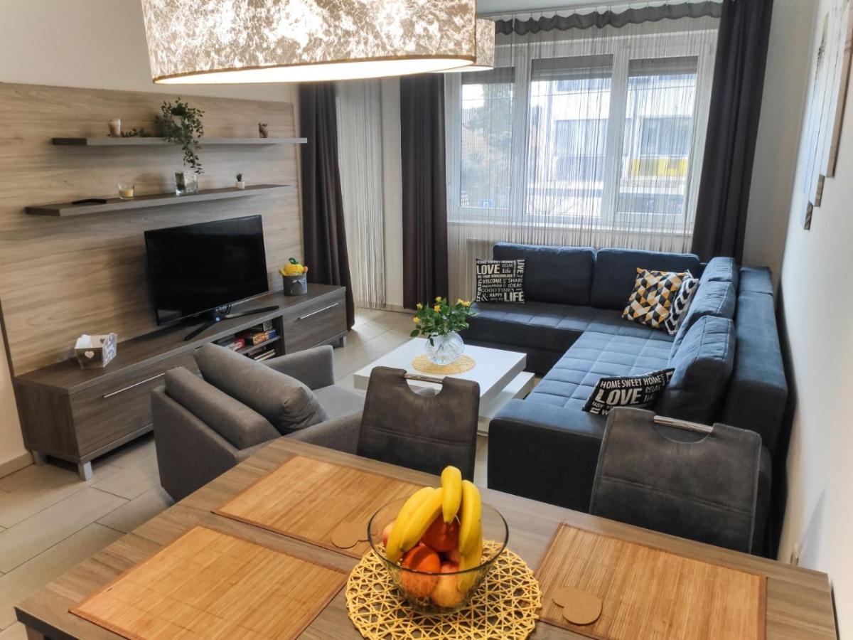 Holiday Apartman Sarvar Bagian luar foto