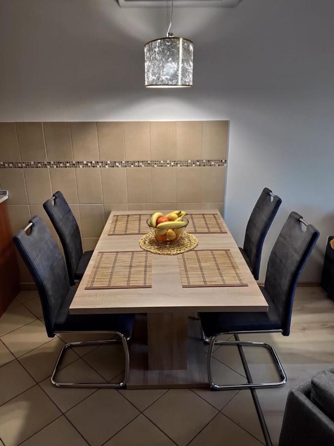 Holiday Apartman Sarvar Bagian luar foto