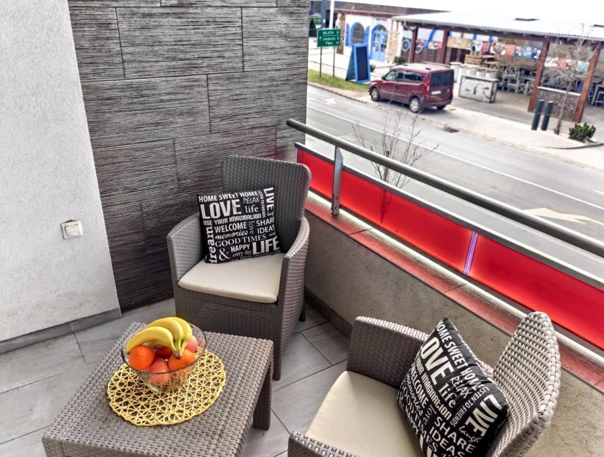 Holiday Apartman Sarvar Bagian luar foto