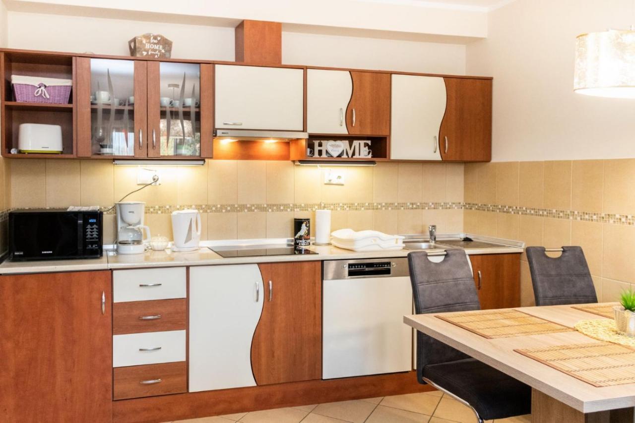 Holiday Apartman Sarvar Bagian luar foto