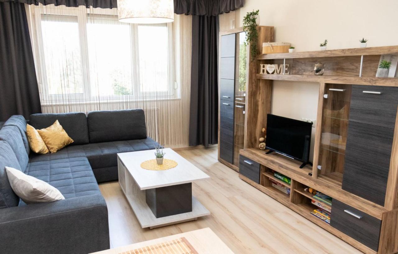 Holiday Apartman Sarvar Bagian luar foto