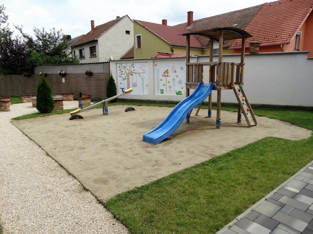 Holiday Apartman Sarvar Bagian luar foto